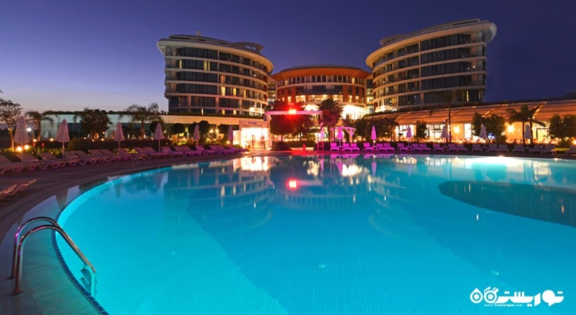 نمایی از استخر روباز و ساختمان هتل